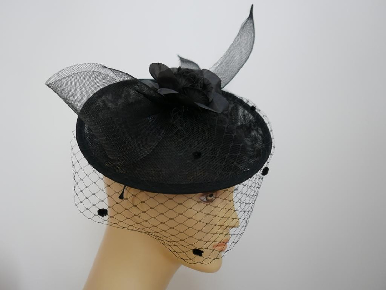 Czarny kapelusik koktajlowy z lnu z woalką