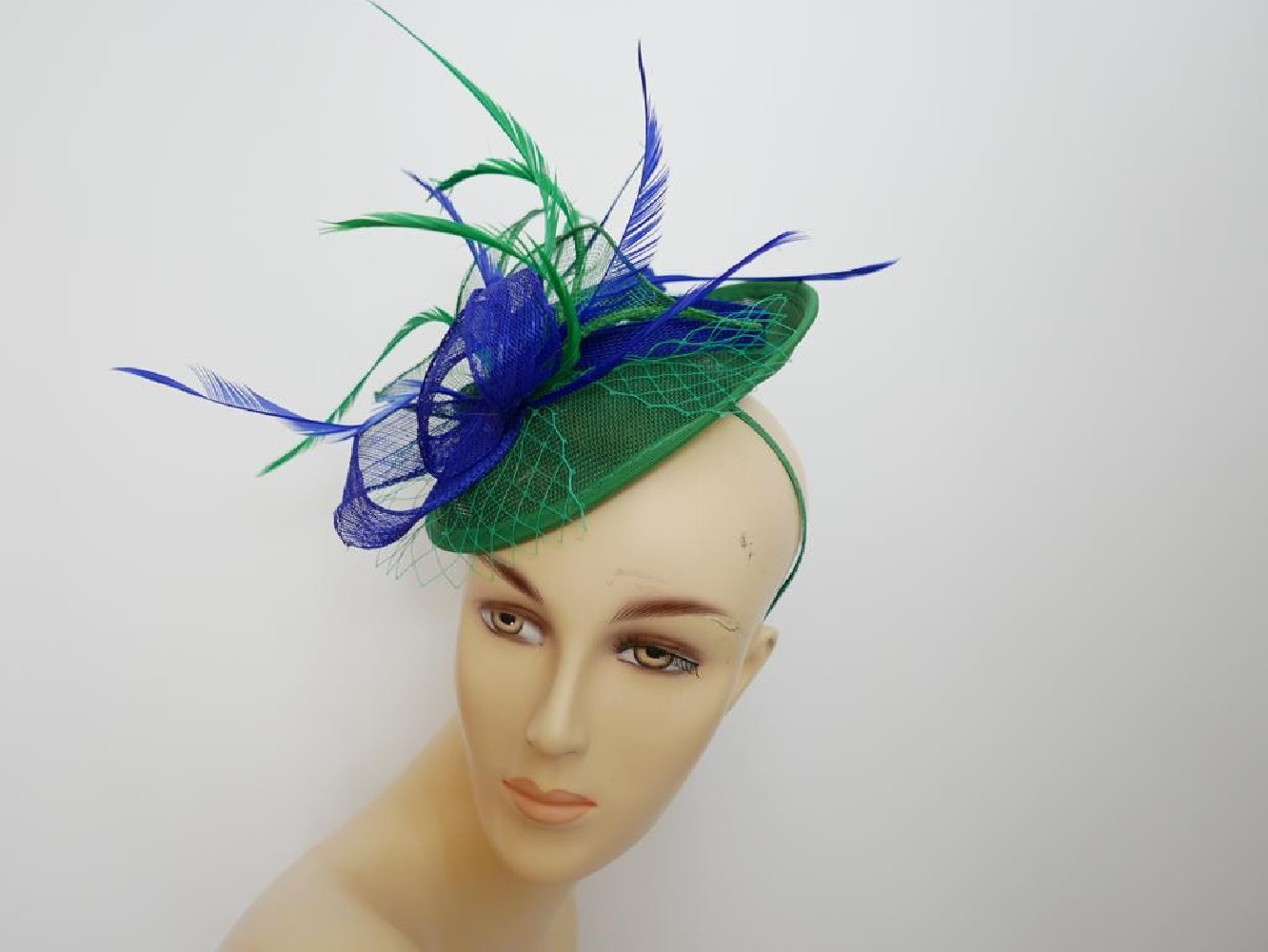 Zielono szafirowy kapelusik koktajlowy z woalką, z lnu na przepasce