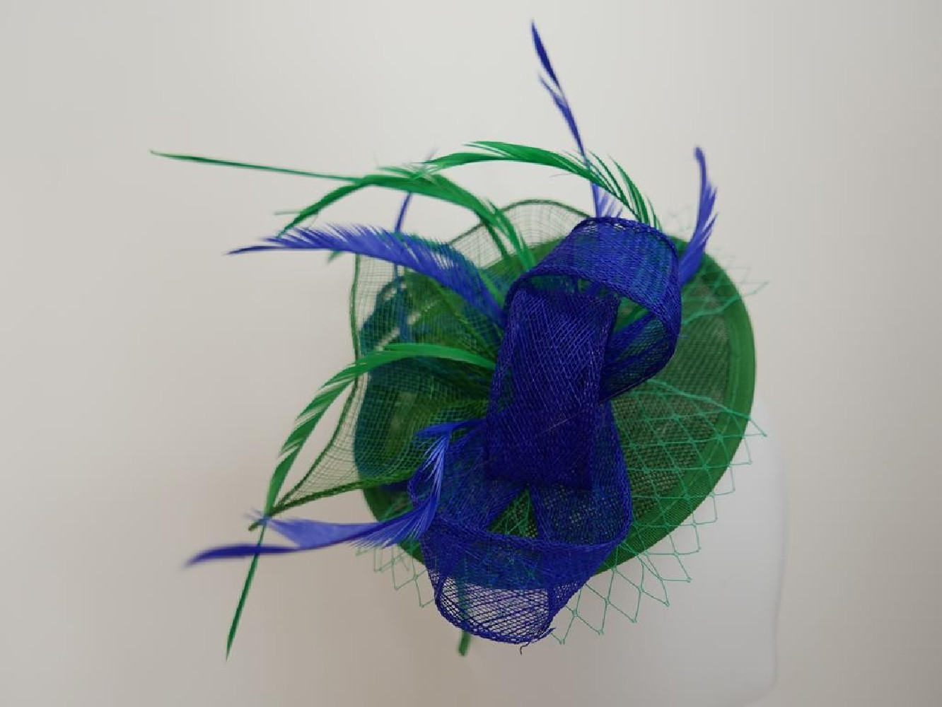 Zielono szafirowy kapelusik koktajlowy z woalką, z lnu na przepasce