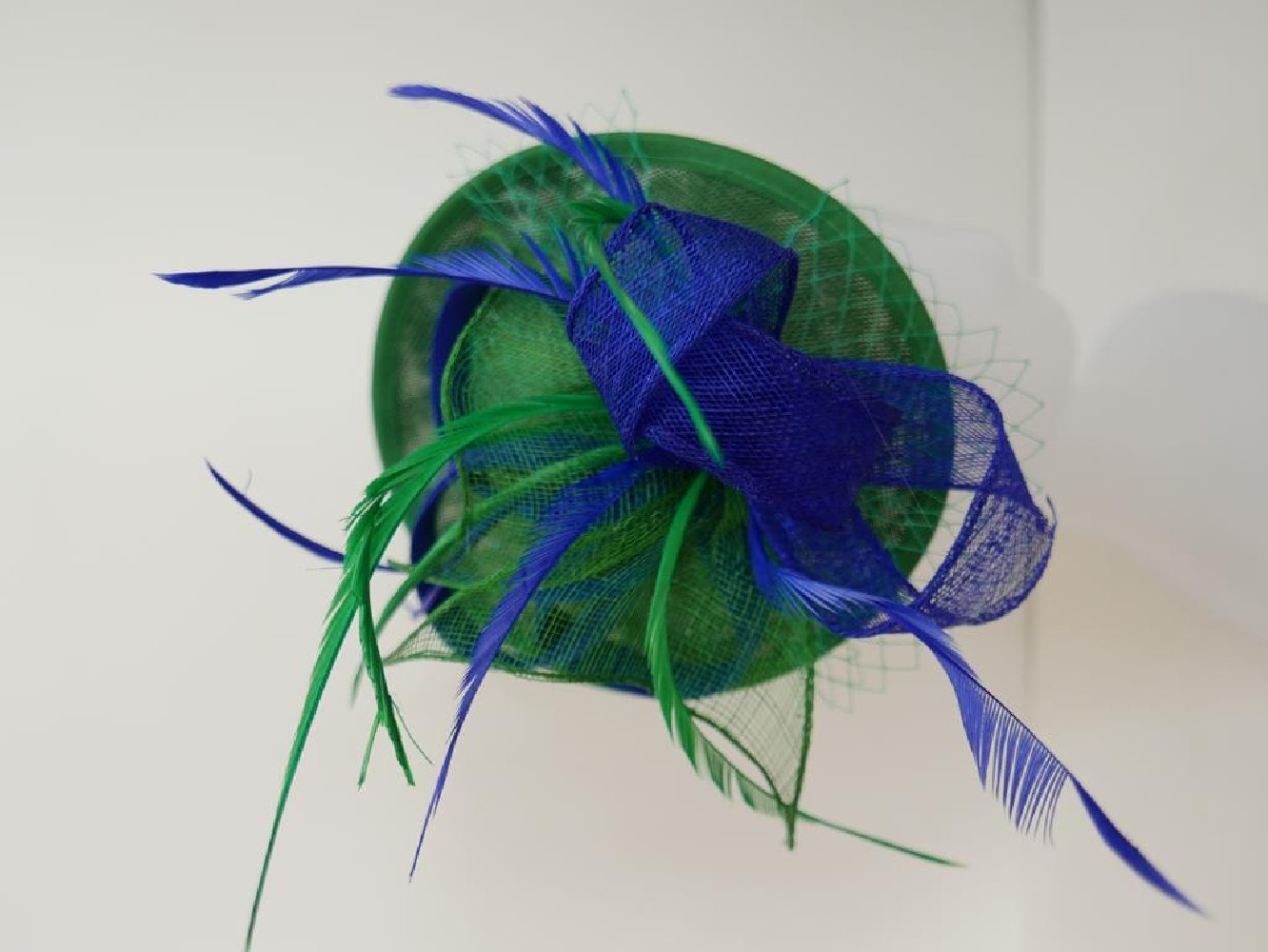 Zielono szafirowy kapelusik koktajlowy z woalką, z lnu na przepasce