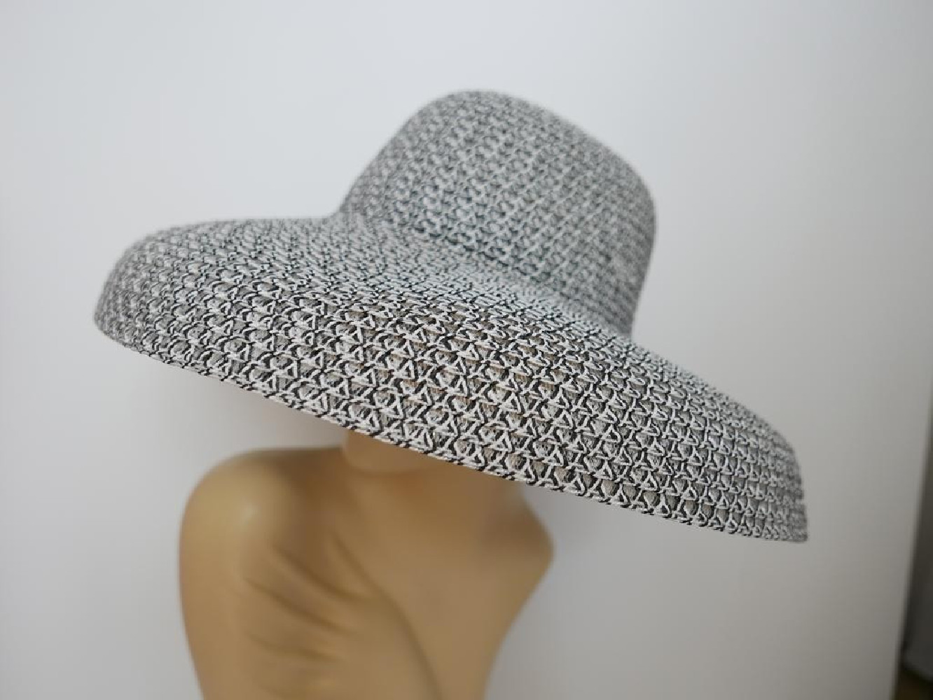 Kapelusz w stylu Audrey biało czarny do 57 cm