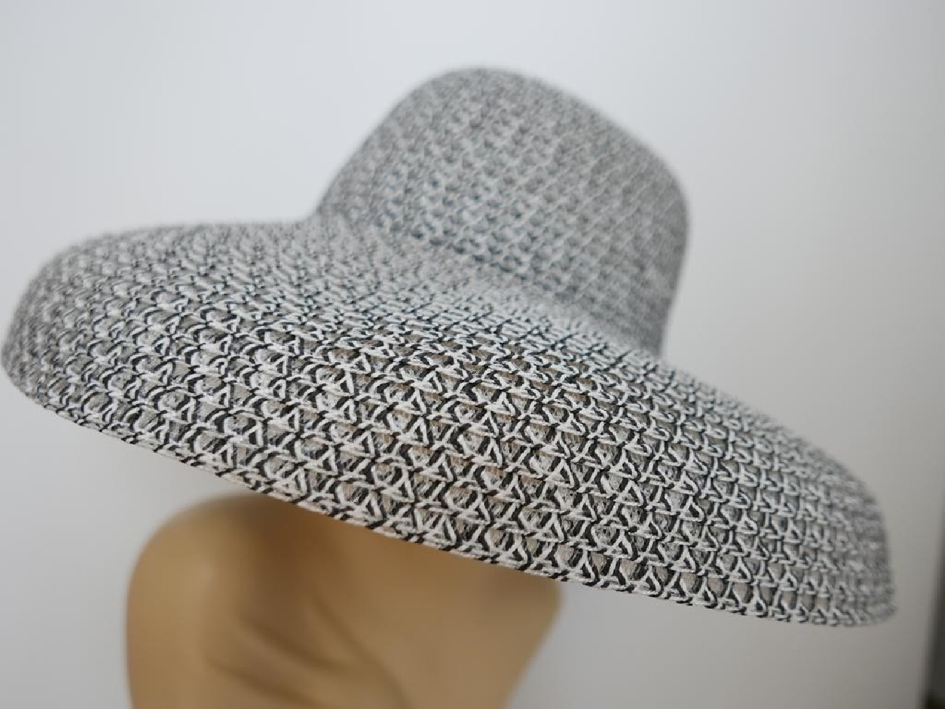 Kapelusz w stylu Audrey biało czarny do 57 cm