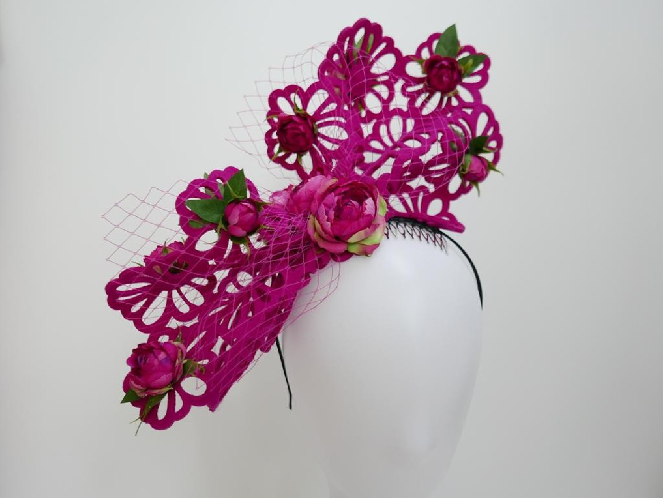 Fuksja ażurowy fascynator z kwiatami
