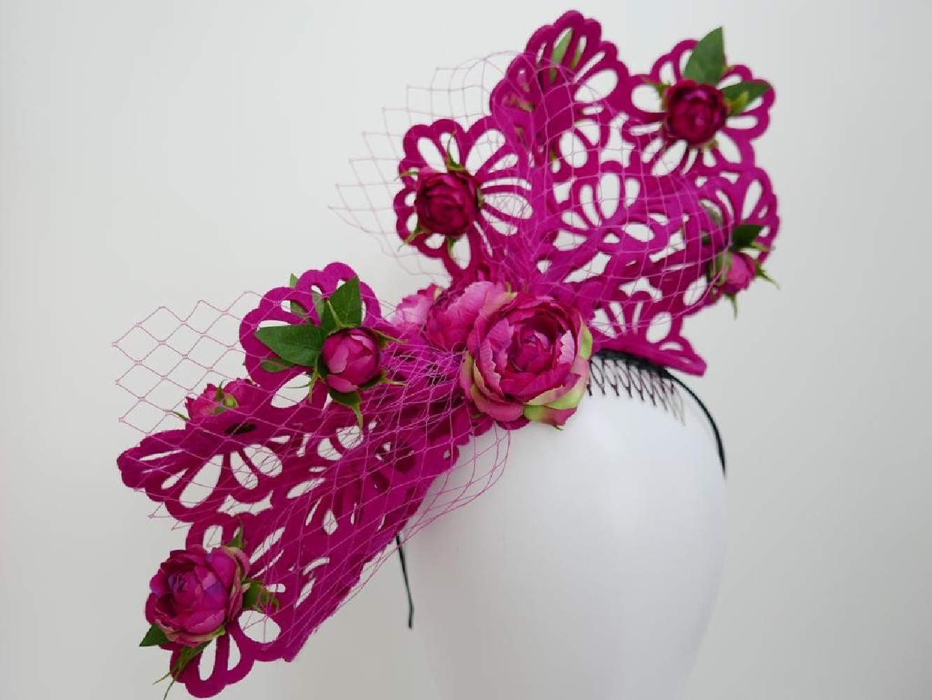 Fuksja ażurowy fascynator z kwiatami