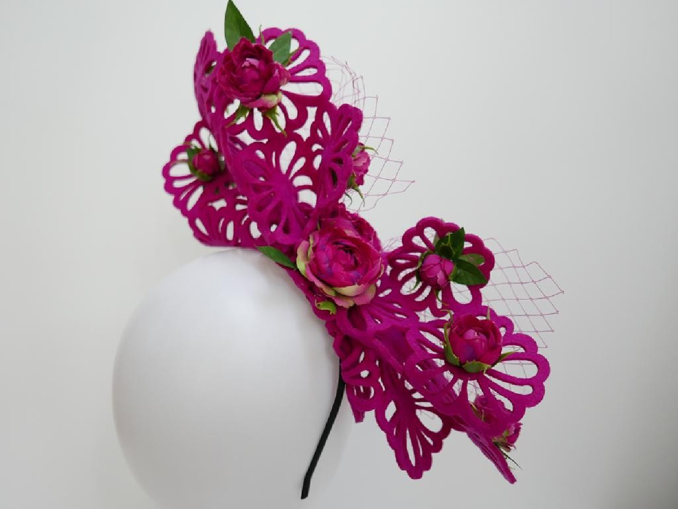 Fuksja ażurowy fascynator z kwiatami