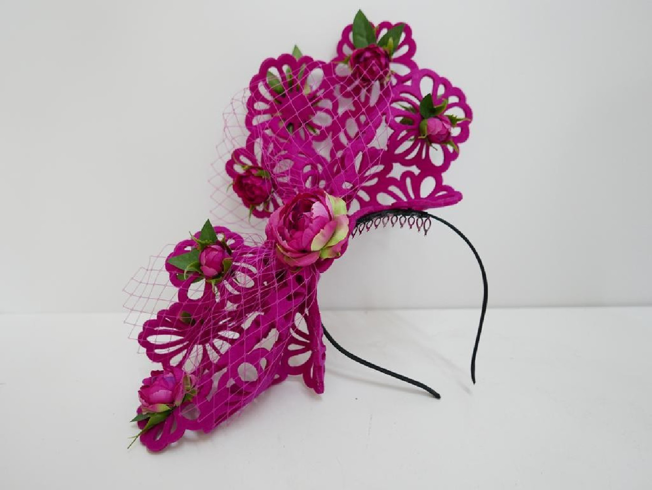 Fuksja ażurowy fascynator z kwiatami