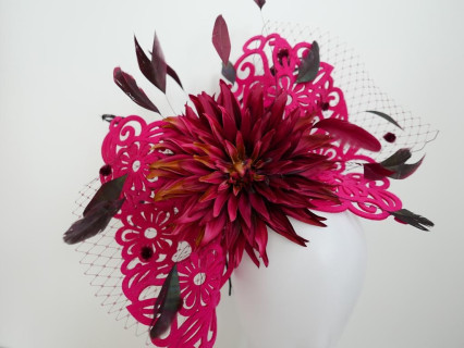 Róż z bordo ażurowy fascynator z kwiatami i piórami