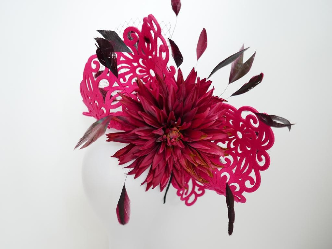 Róż z bordo ażurowy fascynator z kwiatami i piórami