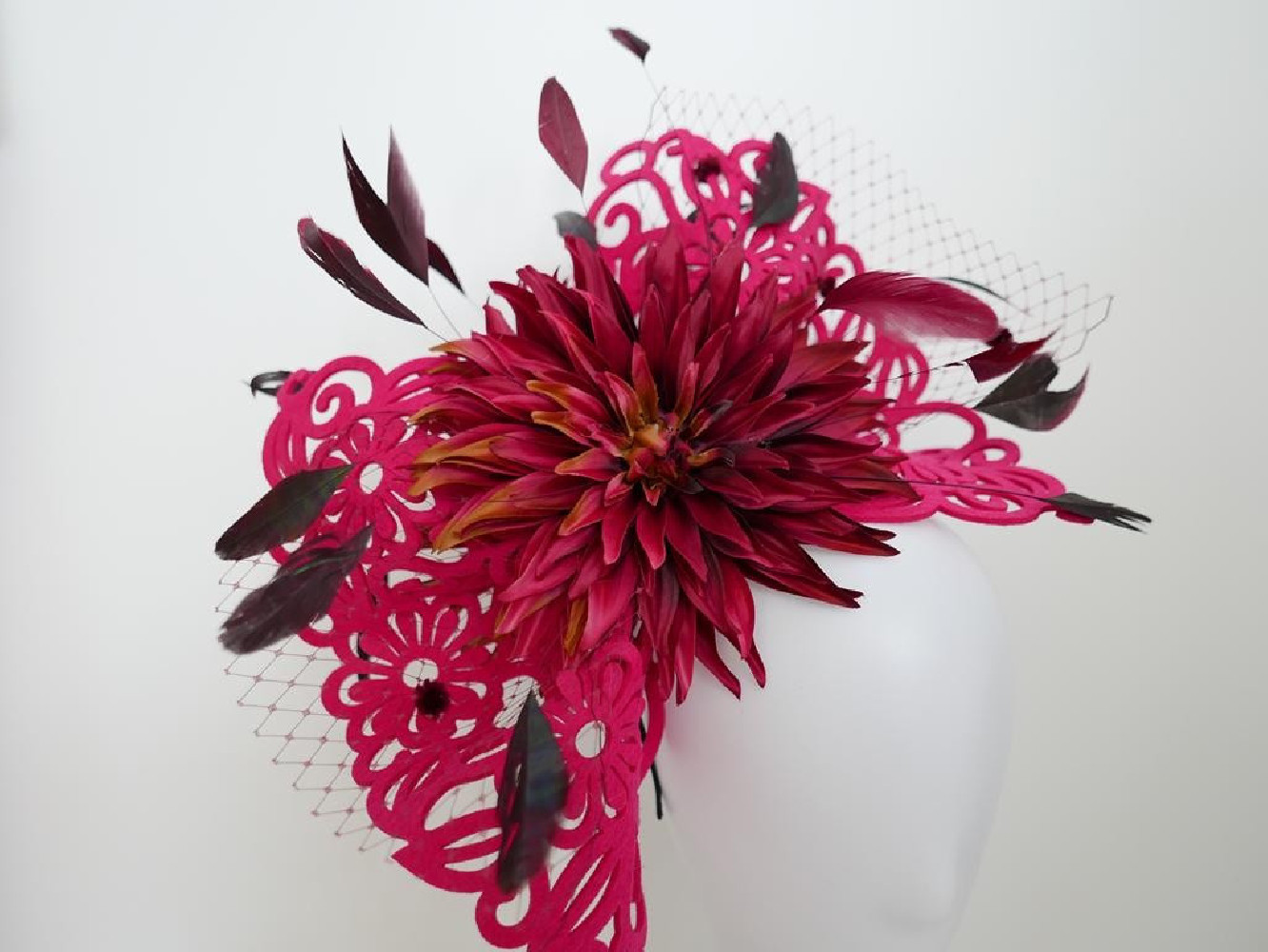 Róż z bordo ażurowy fascynator z kwiatami i piórami