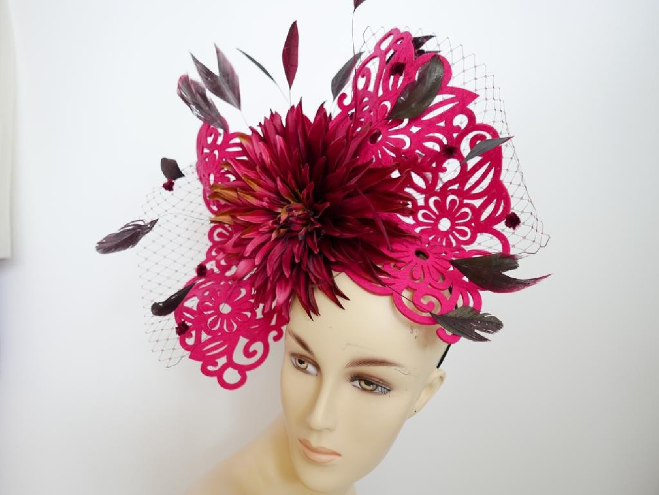 Róż z bordo ażurowy fascynator z kwiatami i piórami