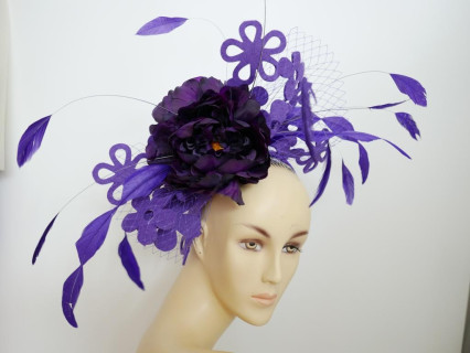 Fioletowy ażurowy fascynator z kwiatami i piórami