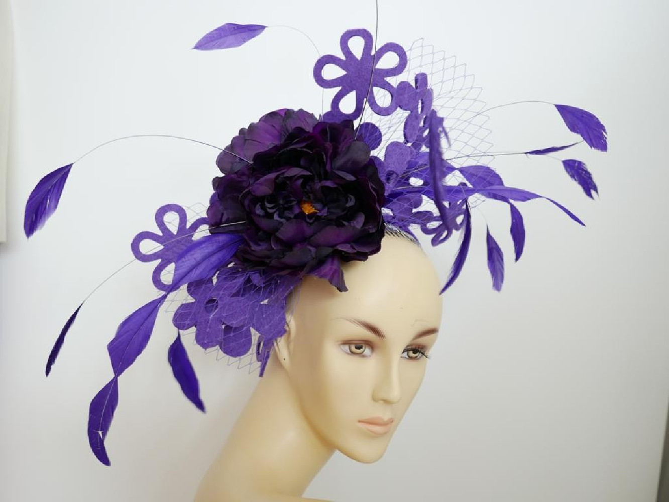 Fioletowy ażurowy fascynator z kwiatami i piórami