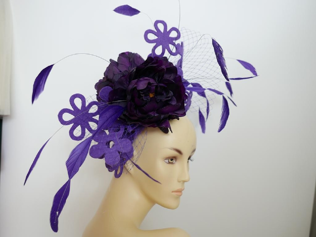 Fioletowy ażurowy fascynator z kwiatami i piórami