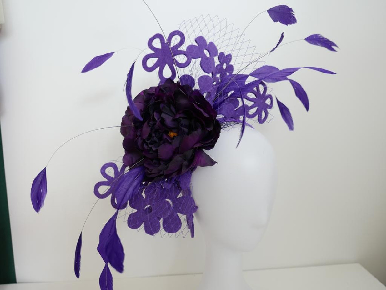 Fioletowy ażurowy fascynator z kwiatami i piórami