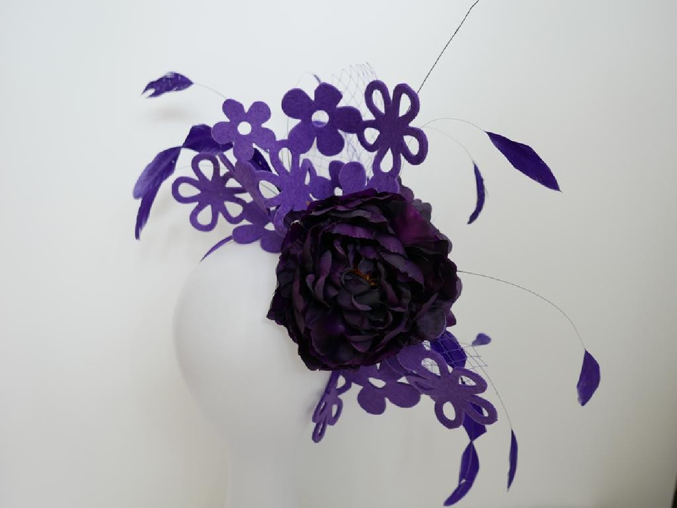 Fioletowy ażurowy fascynator z kwiatami i piórami