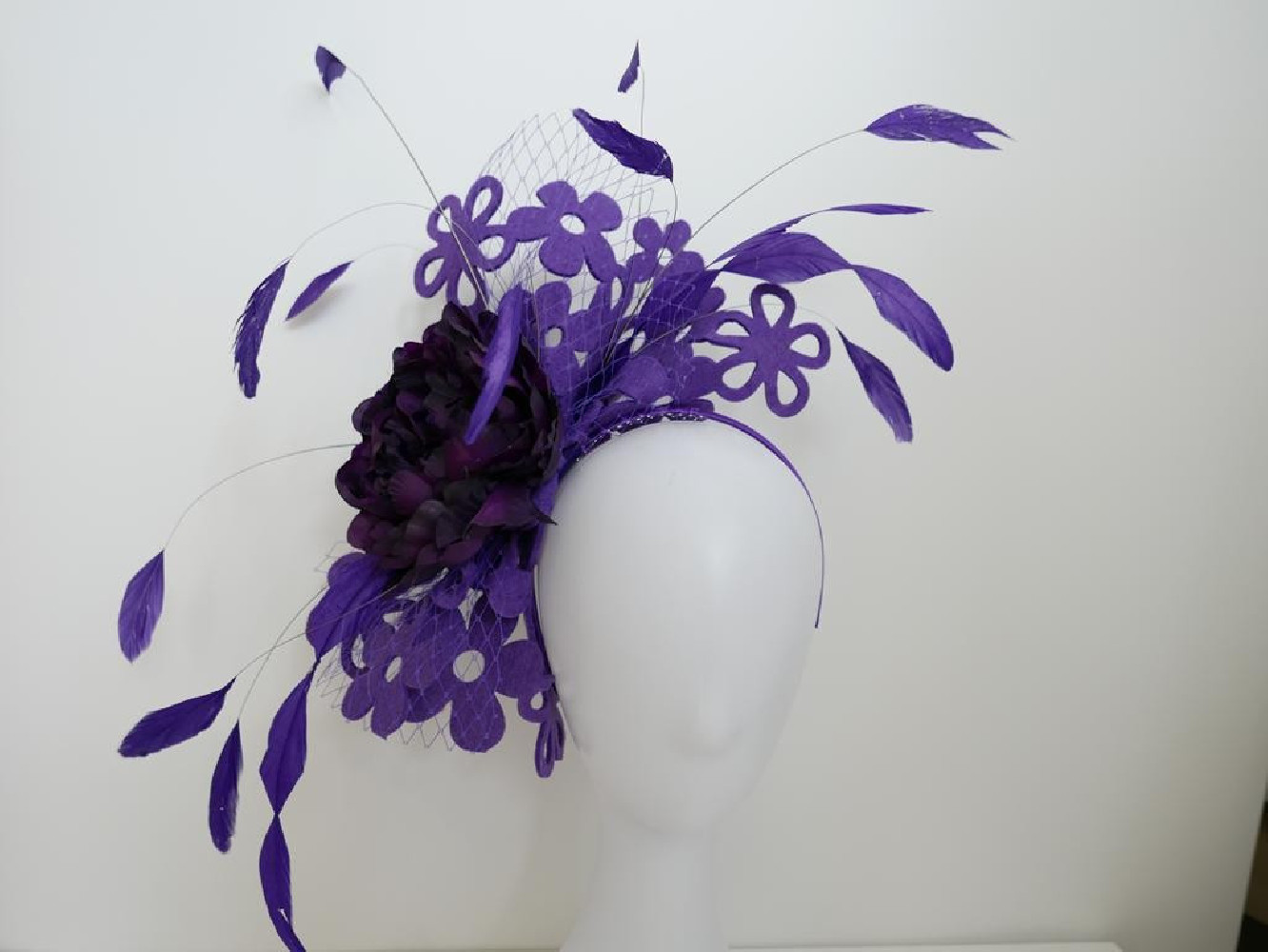 Fioletowy ażurowy fascynator z kwiatami i piórami