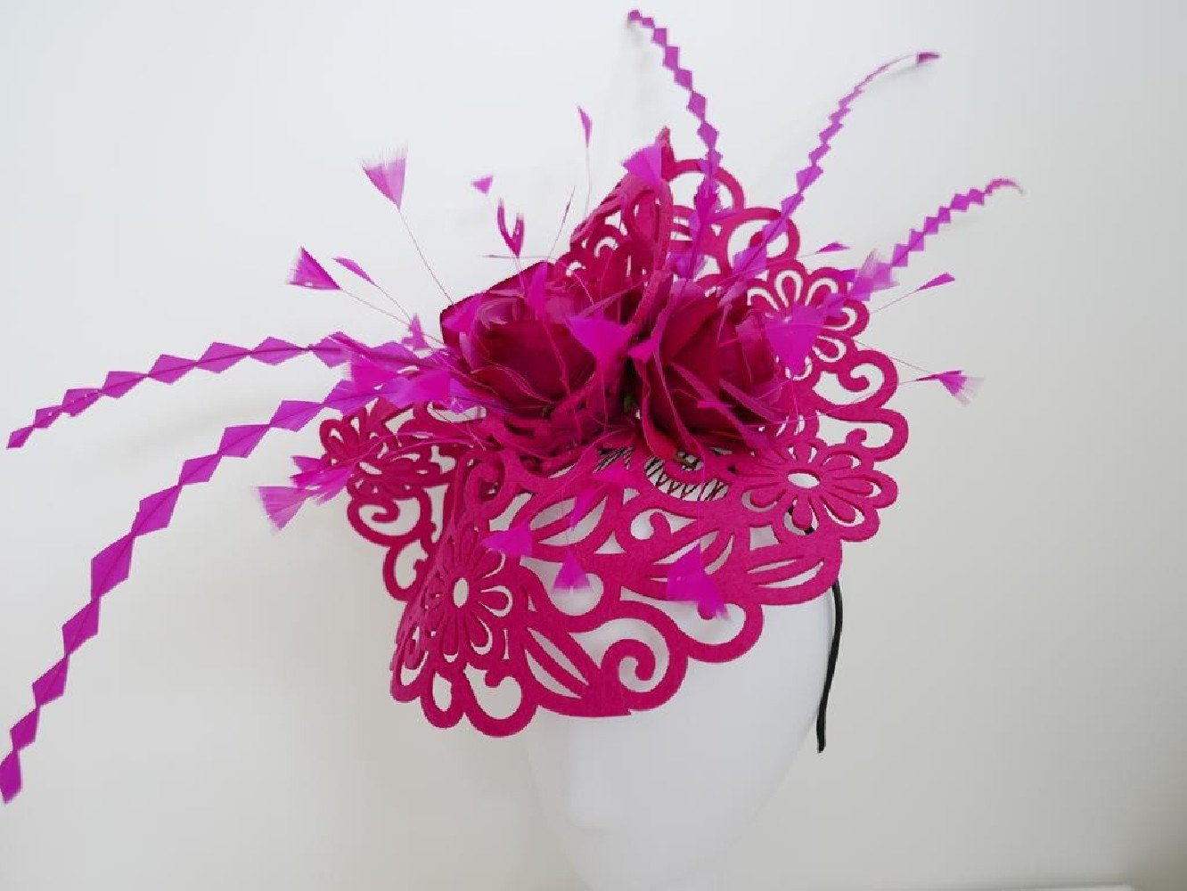 Fuksja ażurowy fascynator z kwiatami i piórami