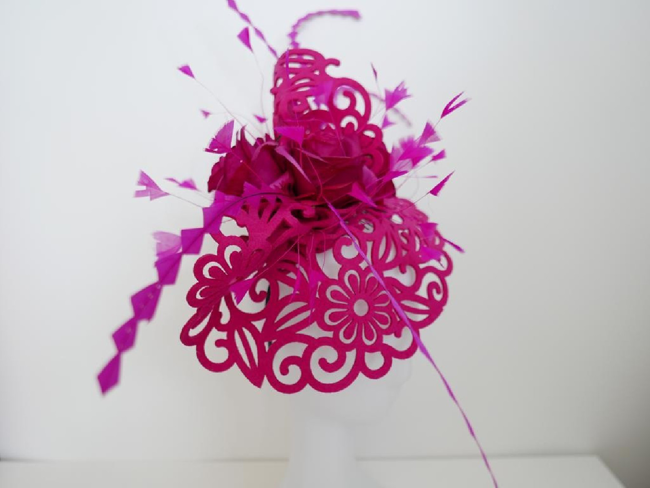 Fuksja ażurowy fascynator z kwiatami i piórami