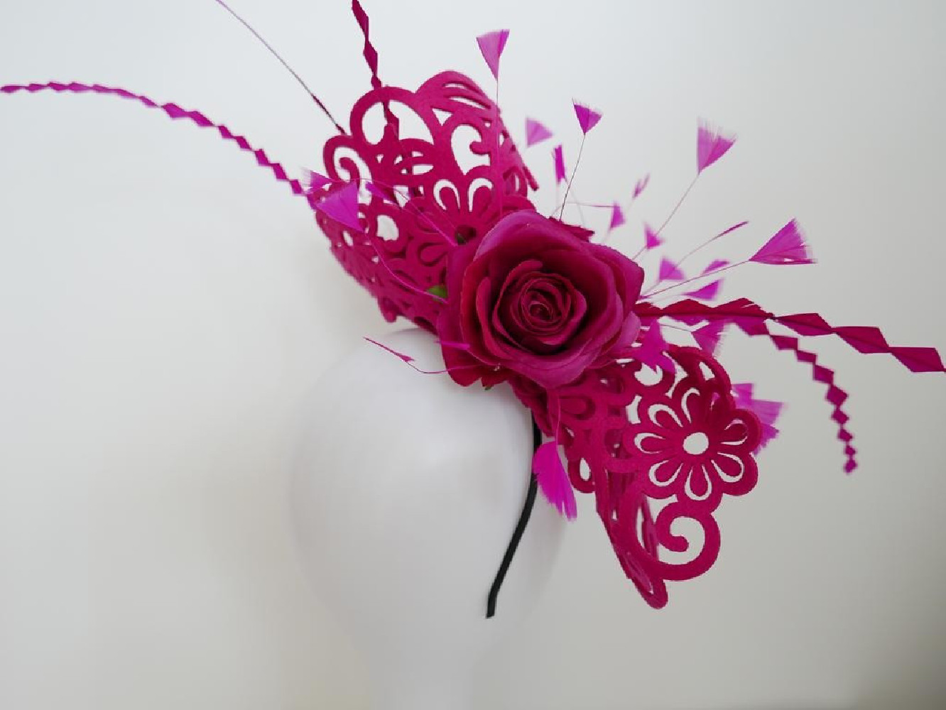 Fuksja ażurowy fascynator z kwiatami i piórami