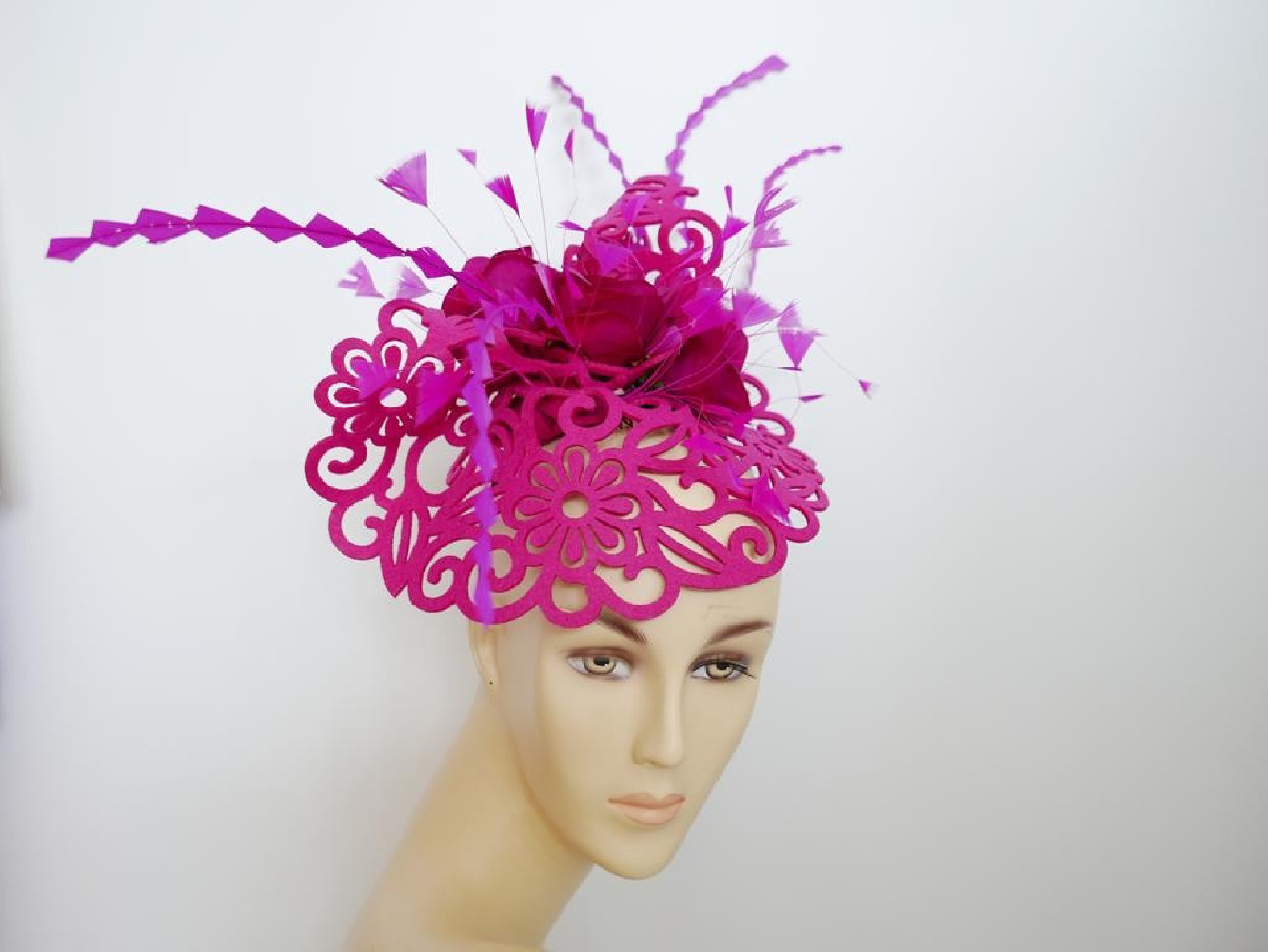 Fuksja ażurowy fascynator z kwiatami i piórami
