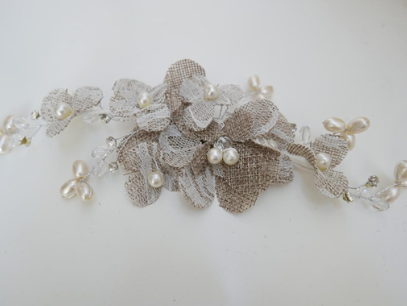 Beżowy stroik z lnu z perłami do włosów sukni kapelusza