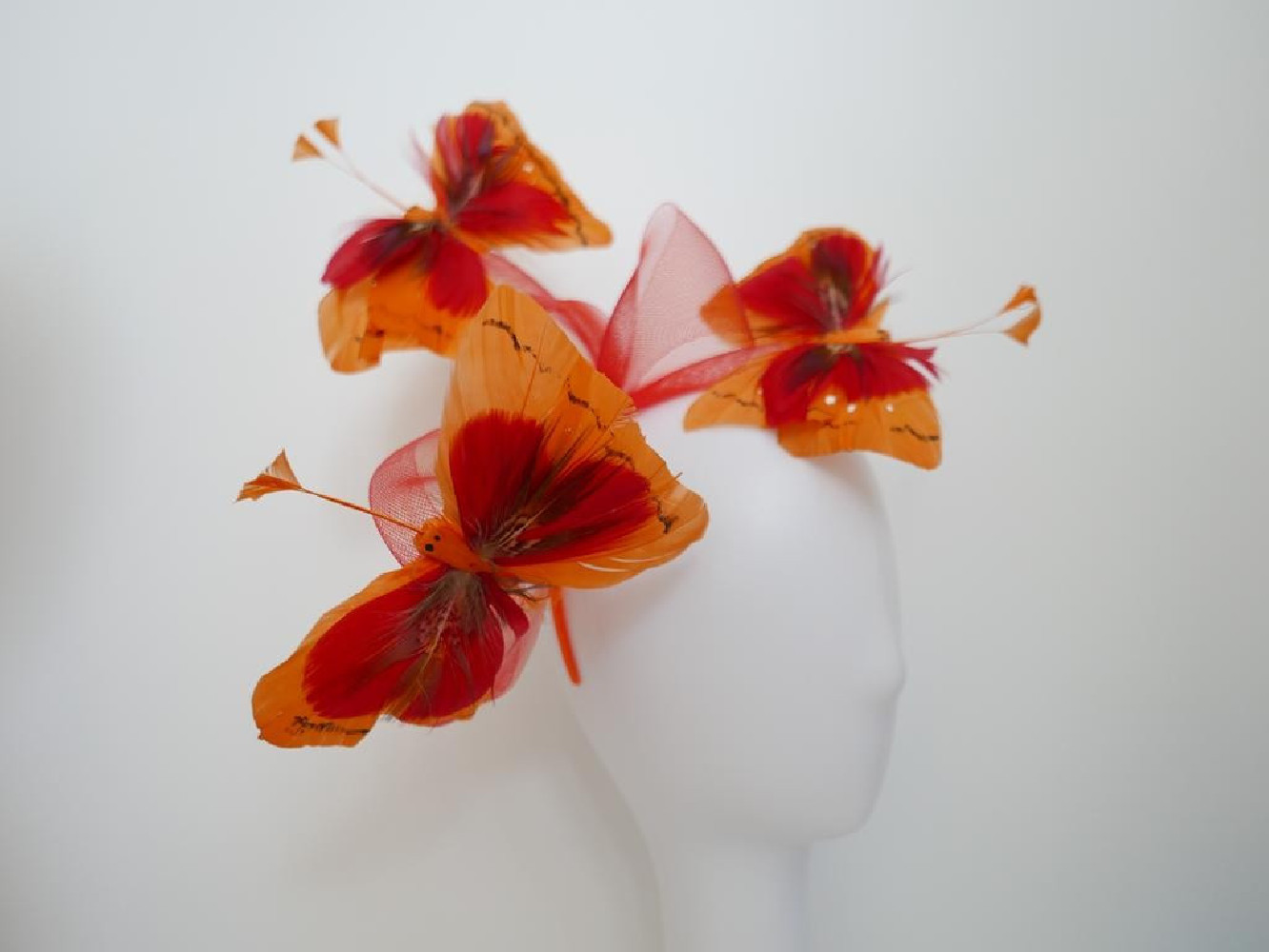 Pomarańczowo czerwone motyle fascynator z crin