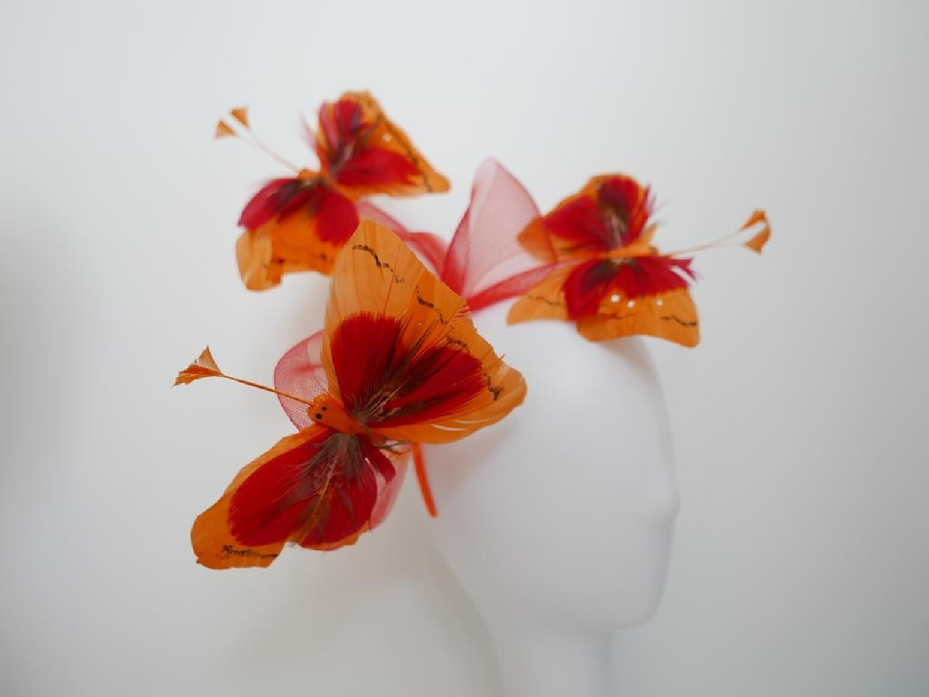 Pomarańczowo czerwone motyle fascynator z crin