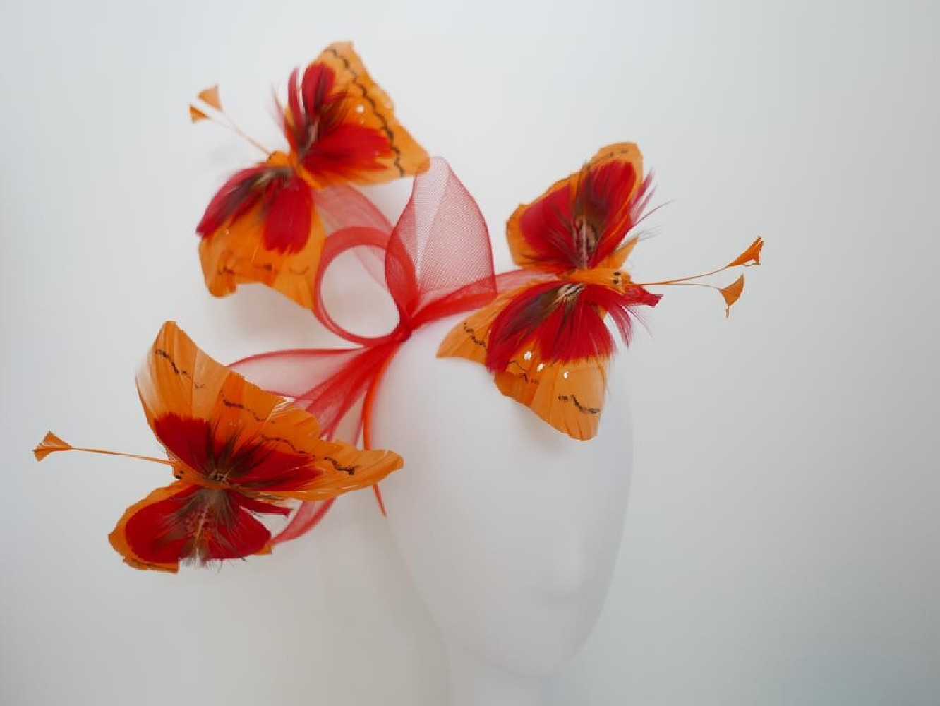 Pomarańczowo czerwone motyle fascynator z crin