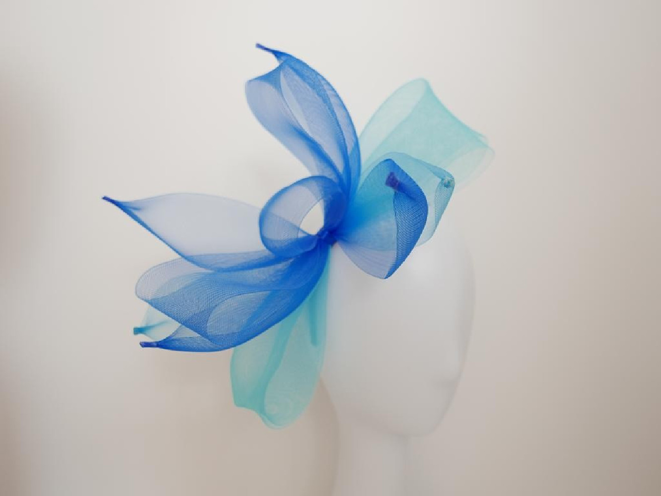 Niebiesko turkusowy fascynator z crin na przepasce