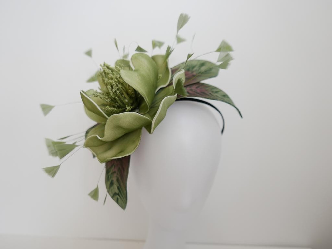 Zielony kwiat  fascynator  na opasce