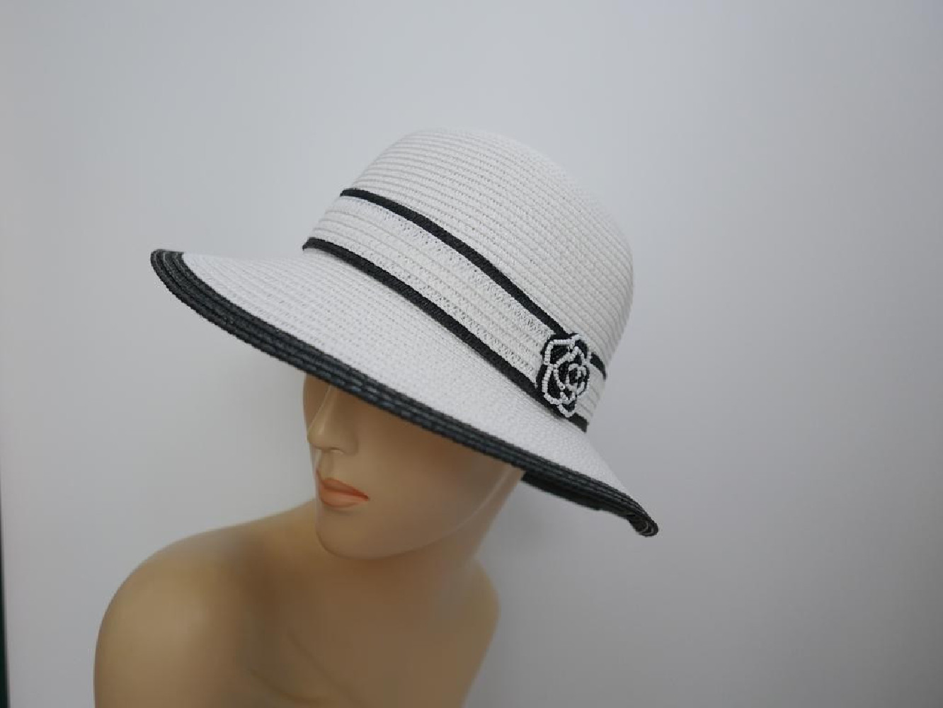 Biało czarny letni  kapelusz do 56 cm