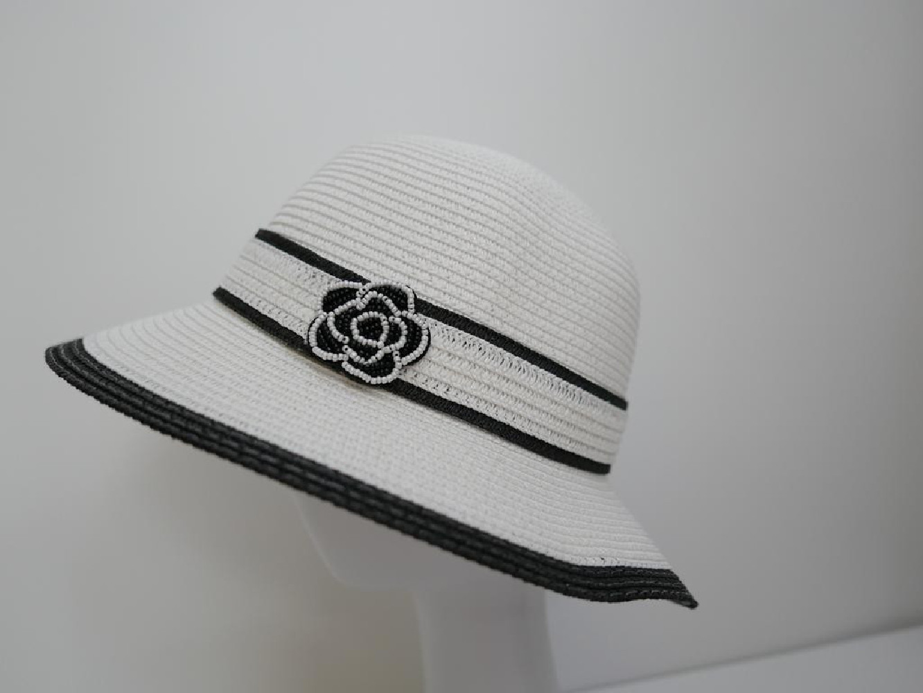 Biało czarny letni  kapelusz do 56 cm
