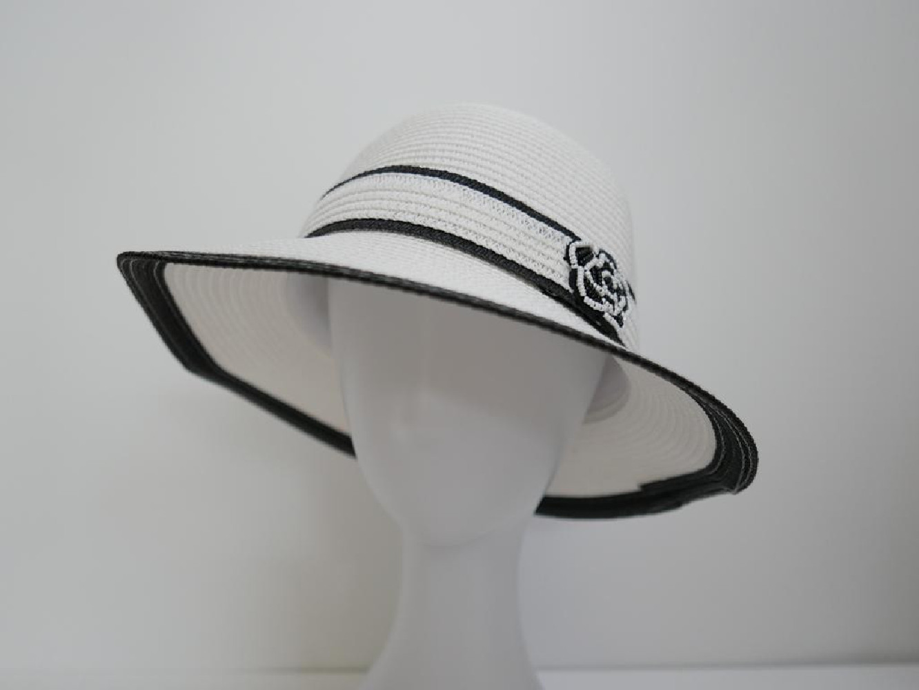 Biało czarny letni  kapelusz do 56 cm