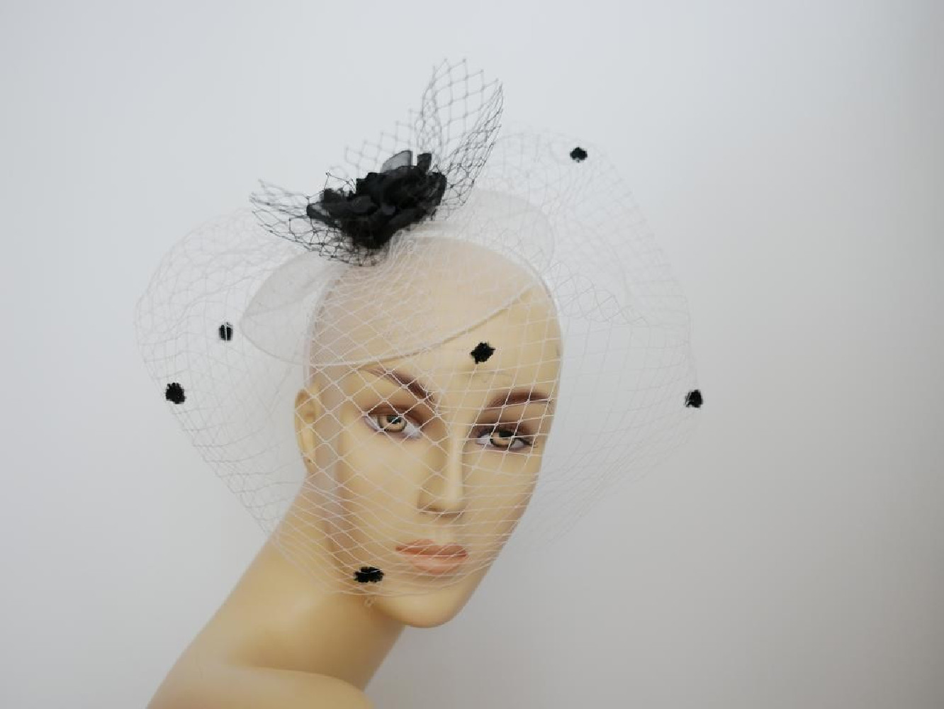 Biało czarny fascynator z woalką na przepasce