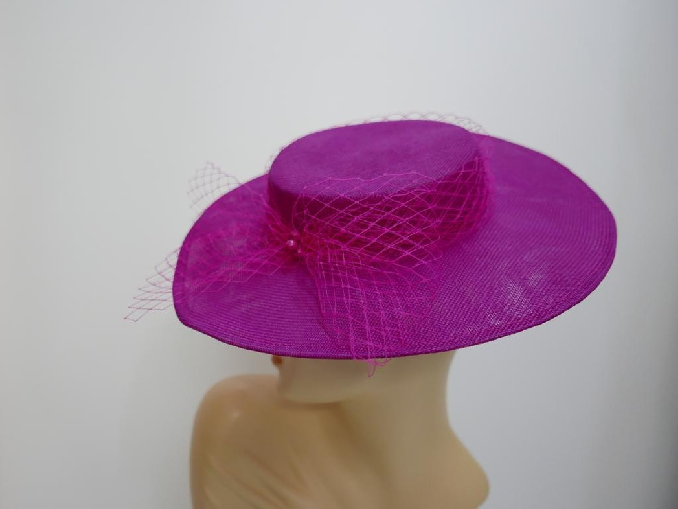 Fuksja kanotier z lnu z woalką