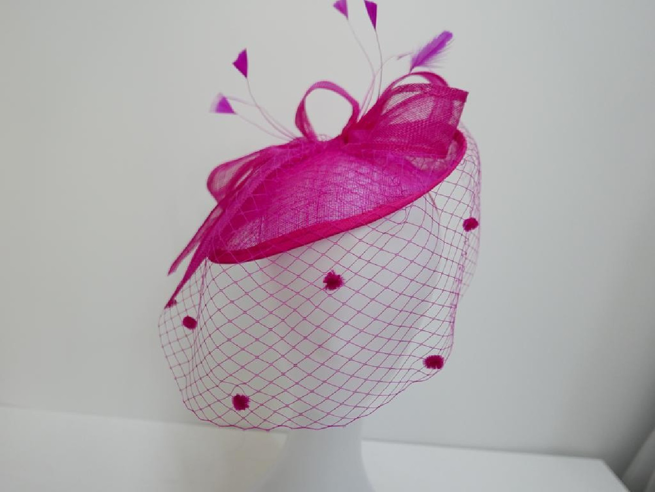 Fuksja fascynator z sinamay z woalką na przepasce