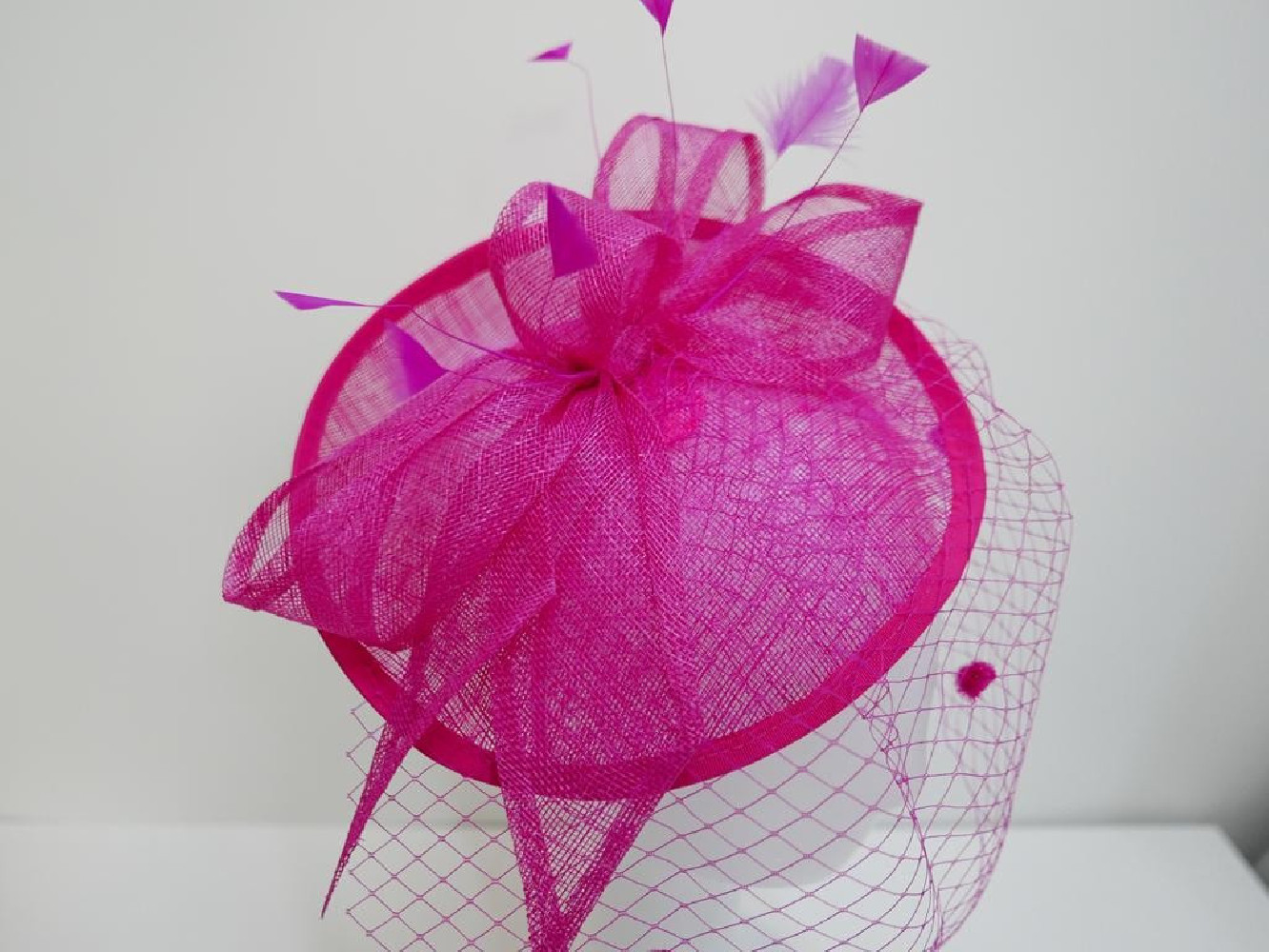 Fuksja fascynator z sinamay z woalką na przepasce