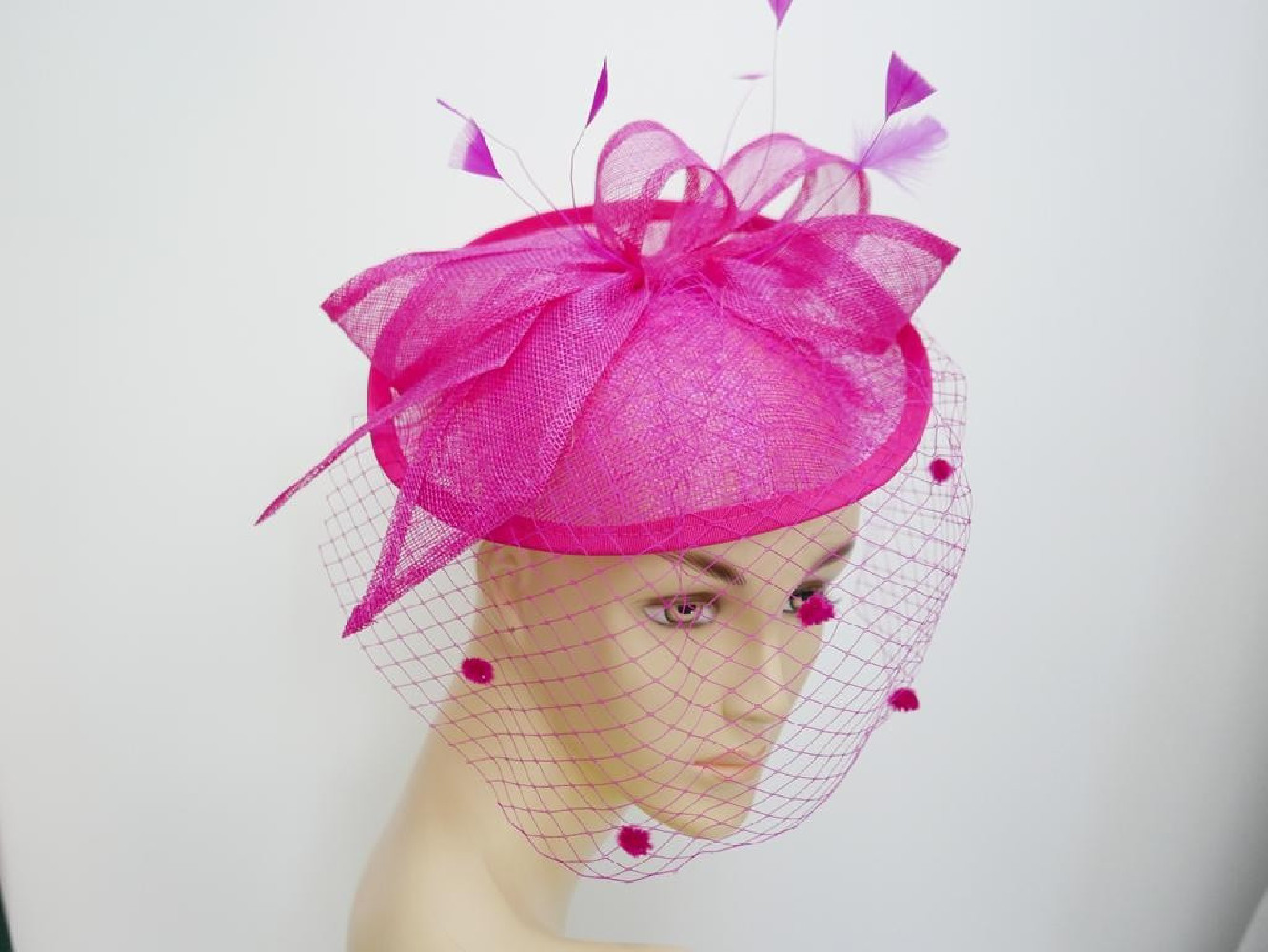 Fuksja fascynator z sinamay z woalką na przepasce