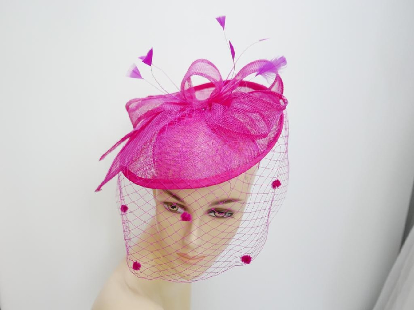 Fuksja fascynator z sinamay z woalką na przepasce