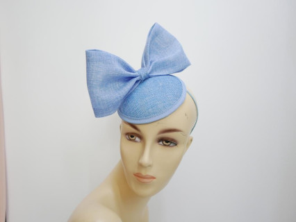 Błękitny fascynator na przepasce
