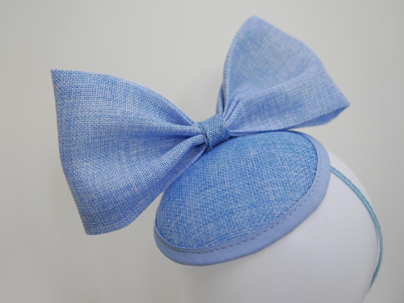Błękitny fascynator na przepasce