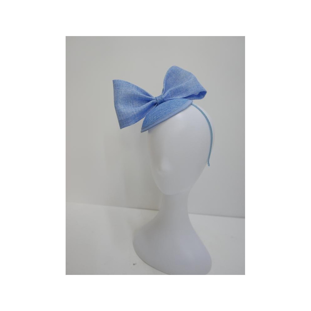 Błękitny fascynator na przepasce
