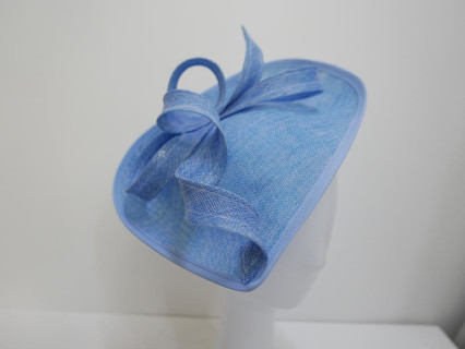 Błękitny kapelusz koktajlowy z lnu