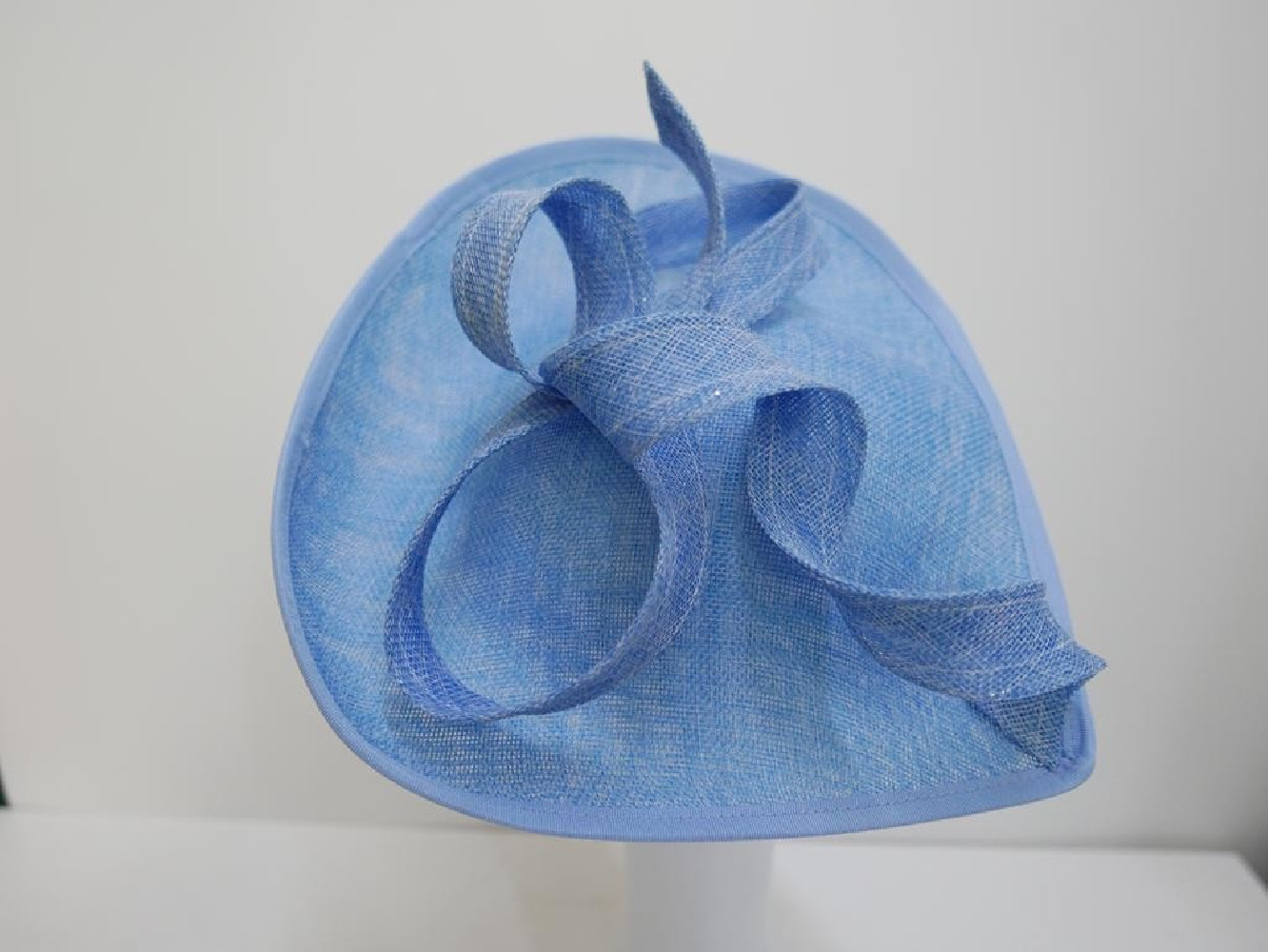 Błękitny kapelusz koktajlowy z lnu