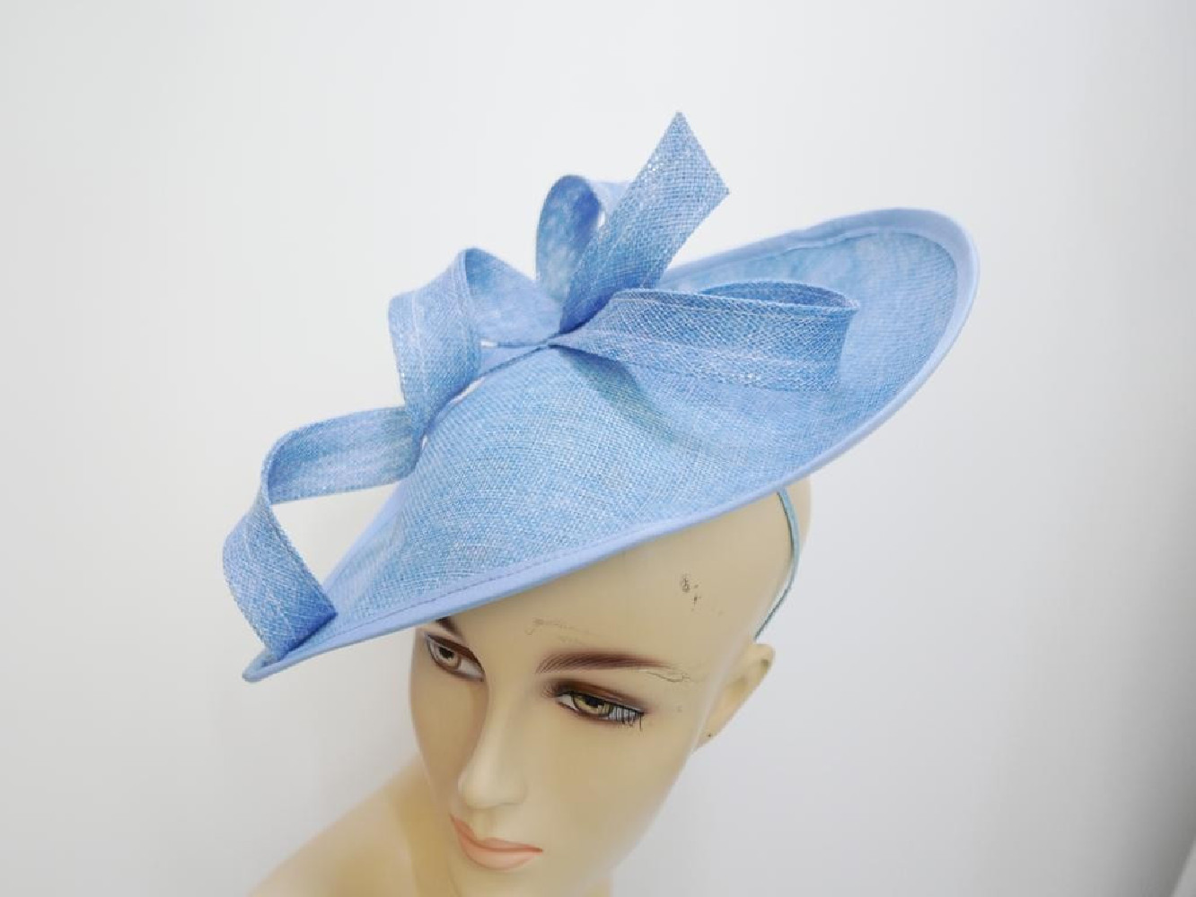 Błękitny kapelusz koktajlowy z lnu