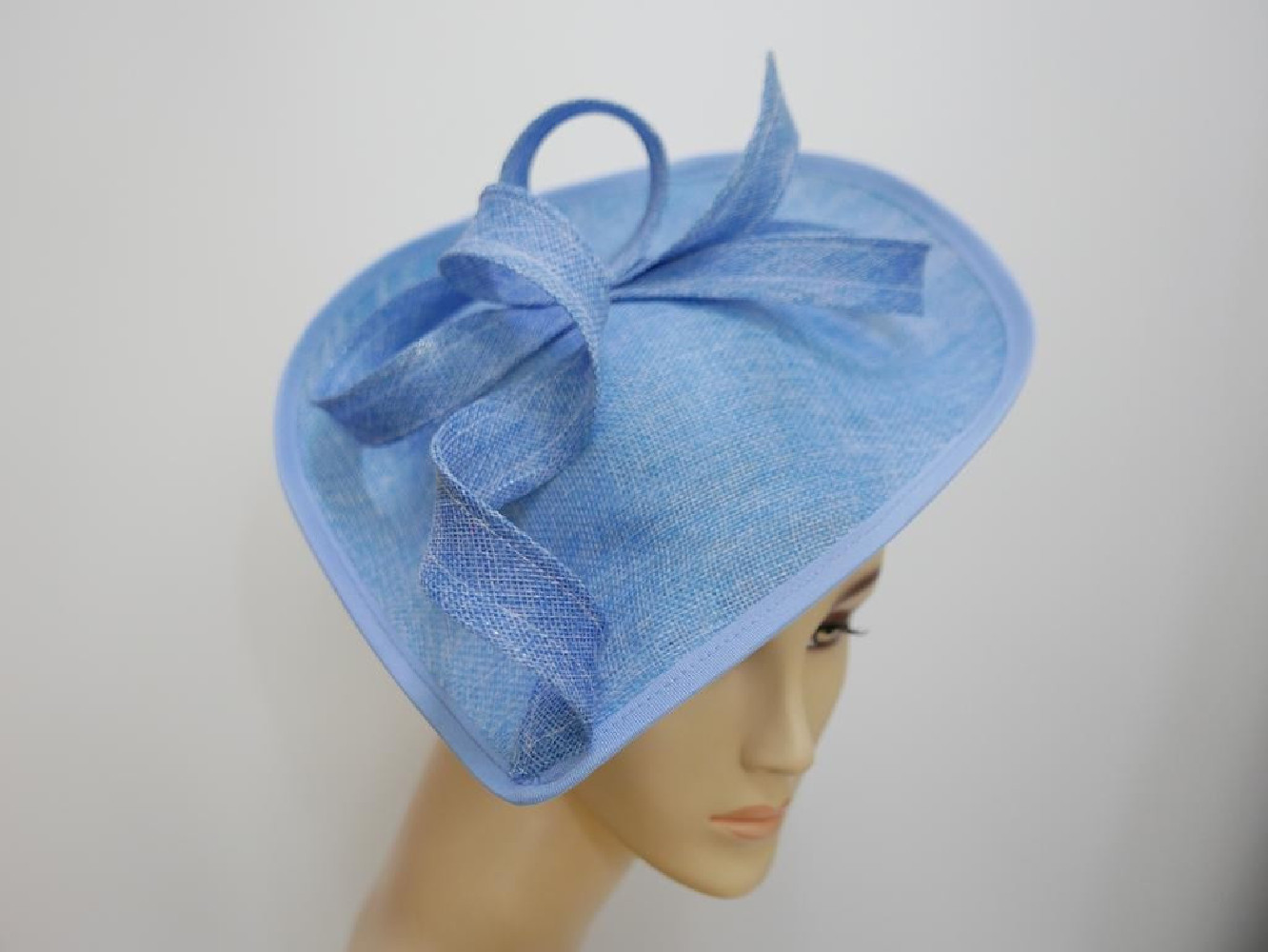 Błękitny kapelusz koktajlowy z lnu