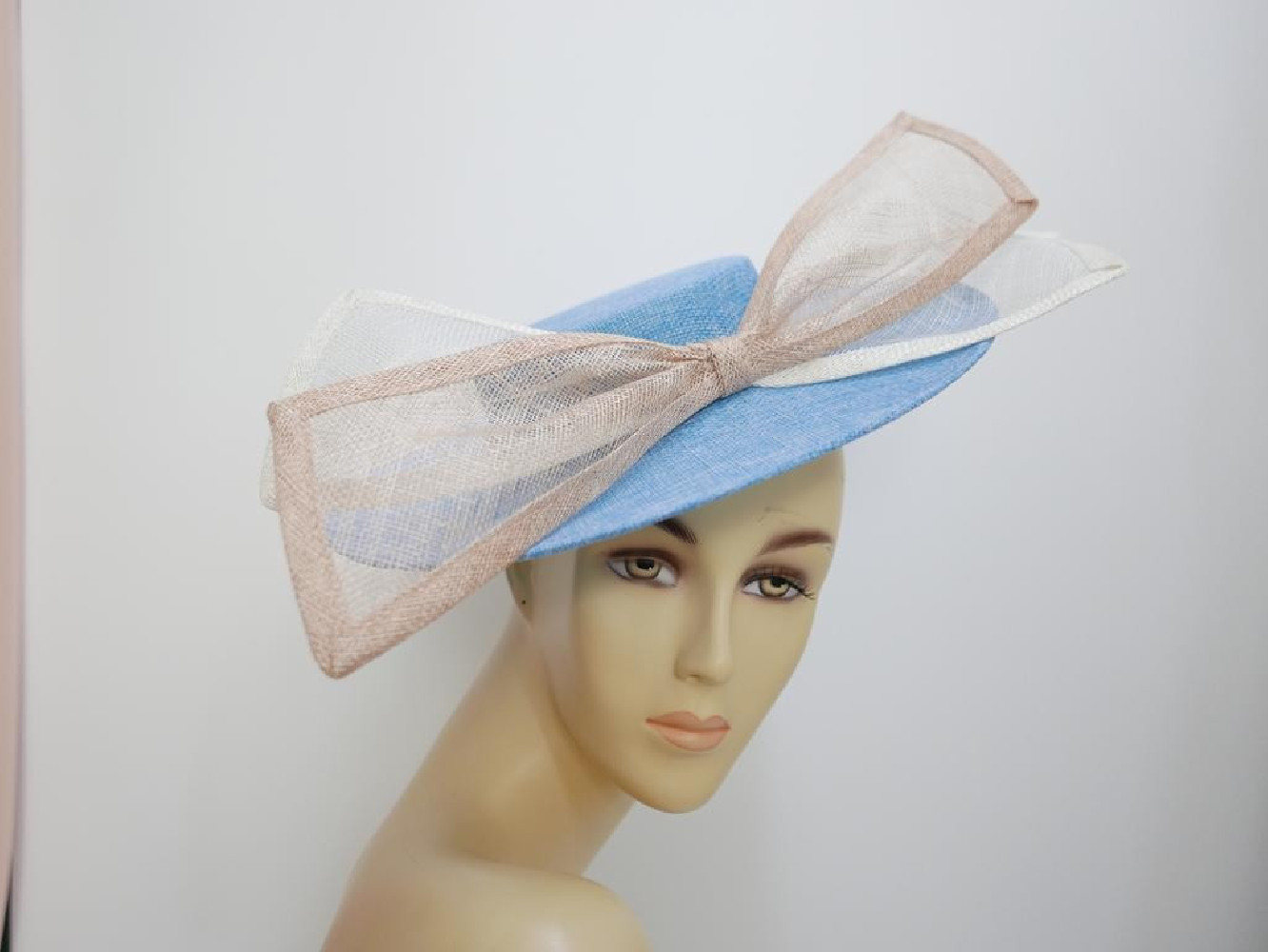 Błękitny kanotier z lnu z beżem i kremem w dekoracji