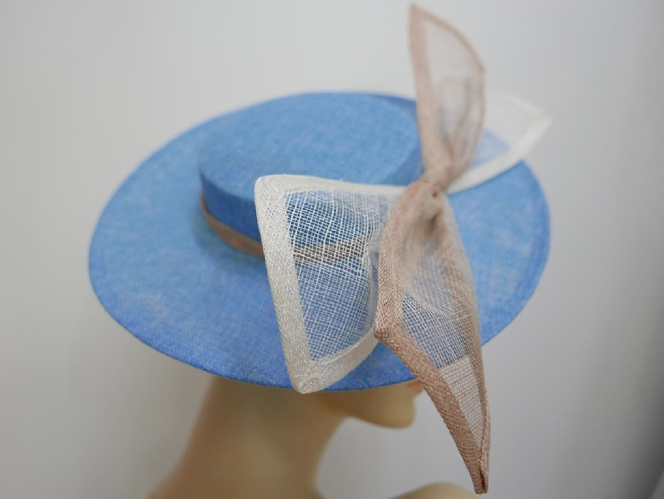 Błękitny kanotier z lnu z beżem i kremem w dekoracji