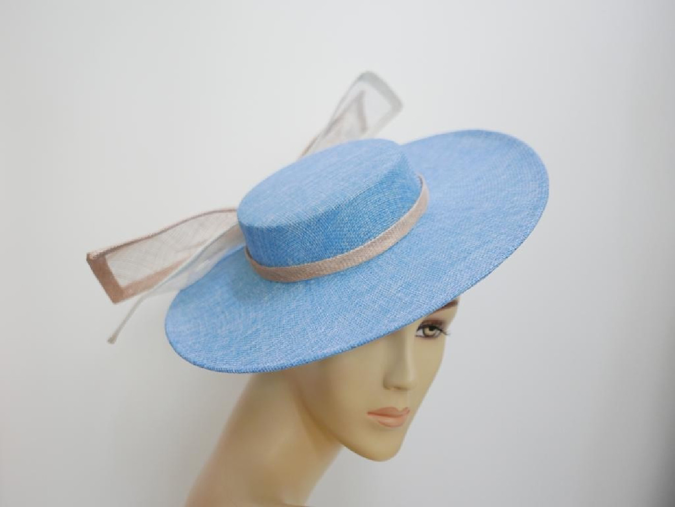 Błękitny kanotier z lnu z beżem i kremem w dekoracji