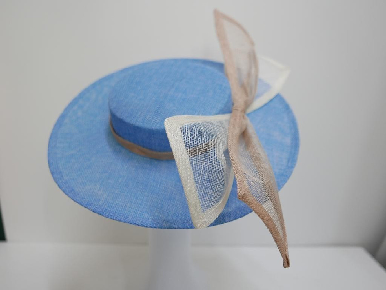 Błękitny kanotier z lnu z beżem i kremem w dekoracji